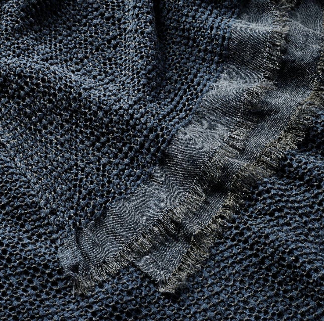 Coverlet Texturizado + Fundas de Almohada | Dark Mineral Blue | CASALUNA™ Ideal para camas Matrimonial y Queen