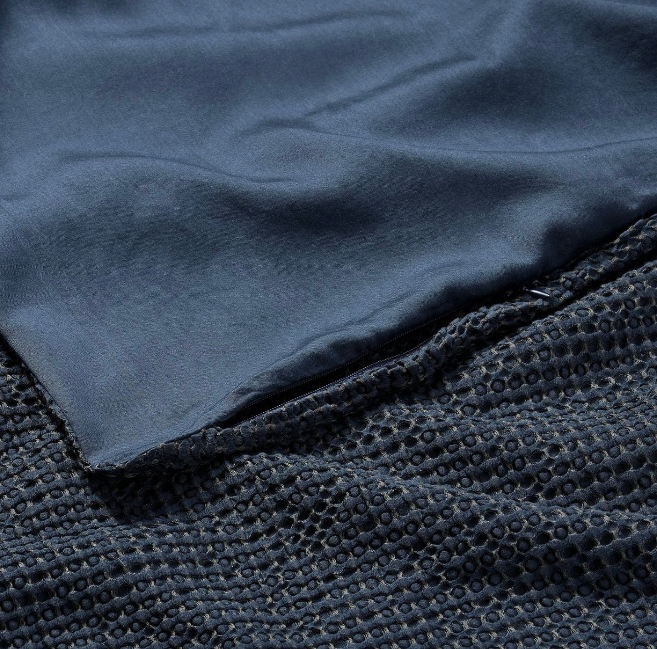 Coverlet Texturizado + Fundas de Almohada | Dark Mineral Blue | CASALUNA™ Ideal para camas Matrimonial y Queen