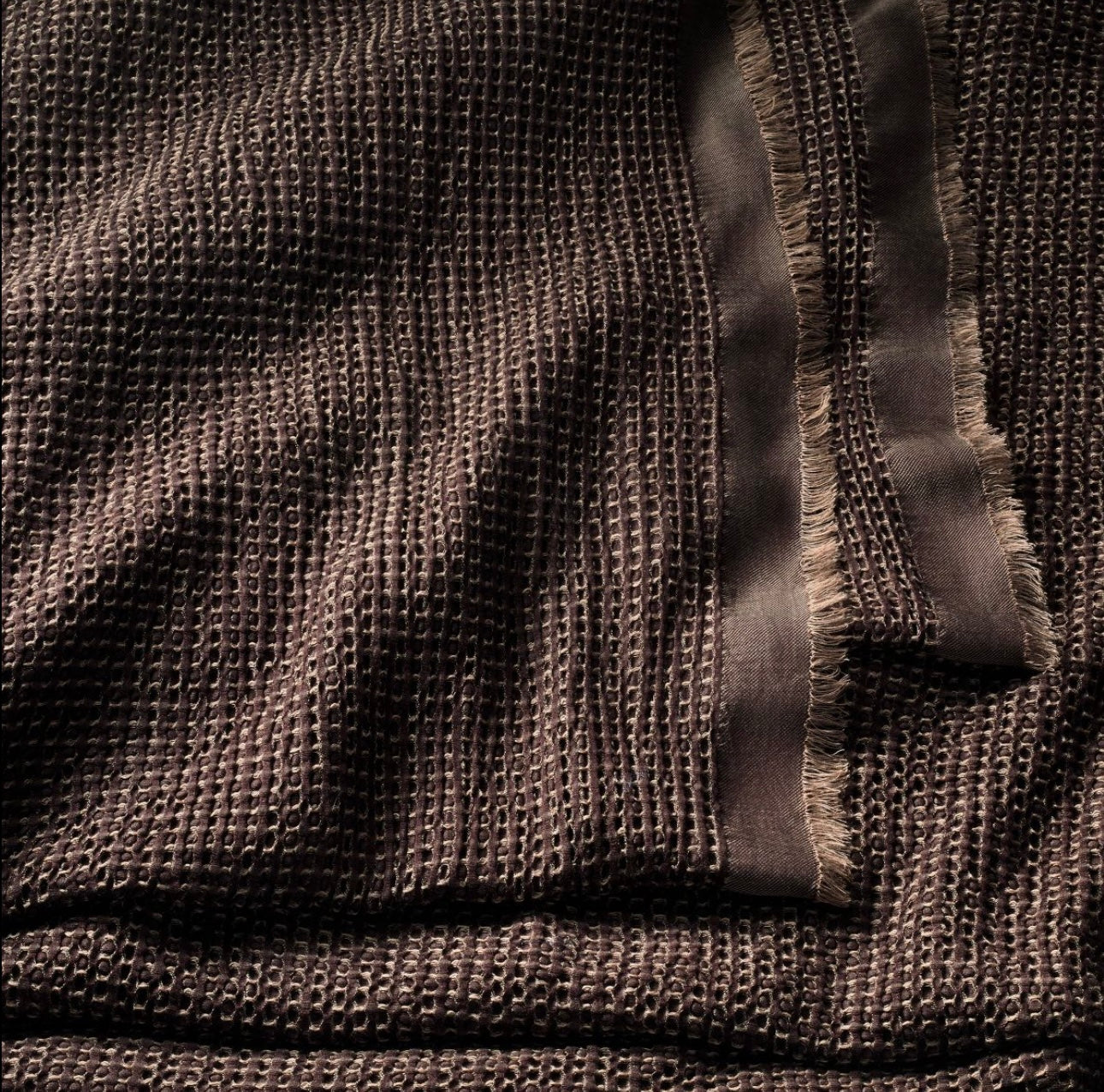 Coverlet Texturizado + Fundas de Almohada | Dark Fig | CASALUNA™ Ideal para camas Matrimonial y Queen