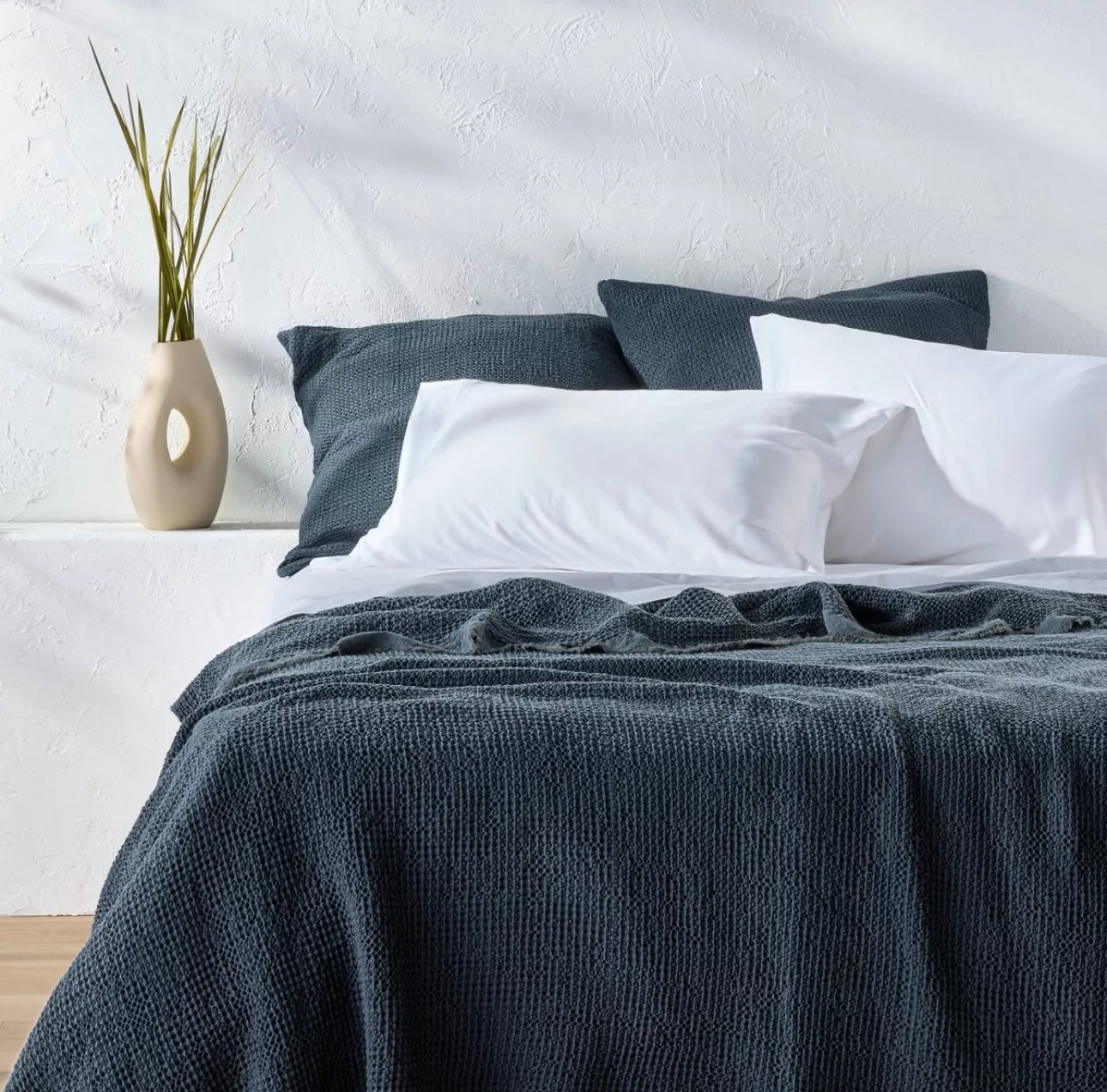 Coverlet Texturizado + Fundas de Almohada | Dark Mineral Blue | CASALUNA™ Ideal para camas Matrimonial y Queen
