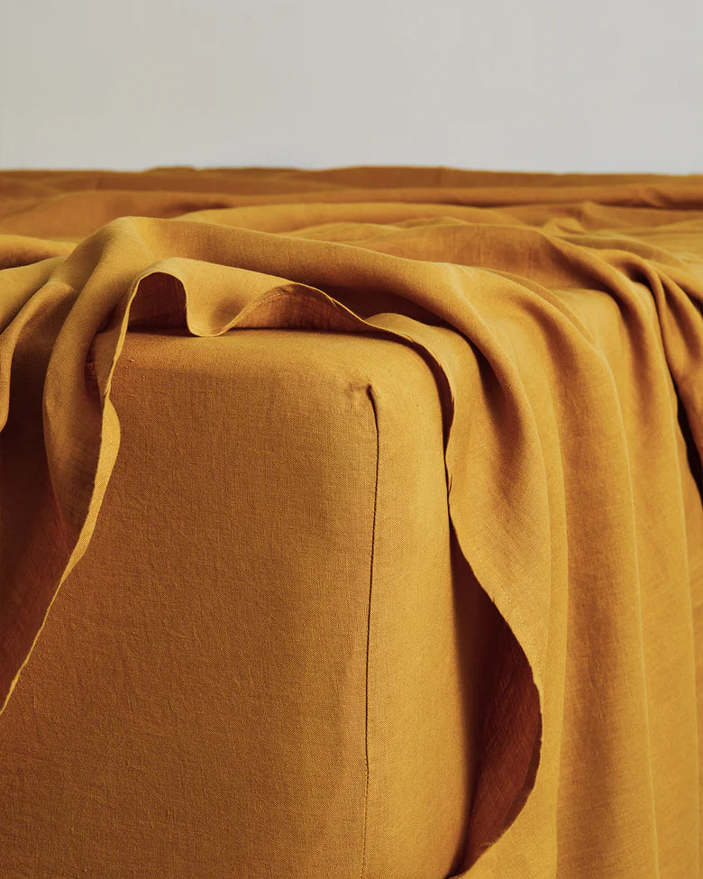 KING SABANA AJUSTABLE 100% LINO
FRANCÉS - TONO CÚRCUMA - BED THREADS. ¡𝘚𝘰𝘭𝘰 𝘲𝘶𝘦𝘥𝘢 1!