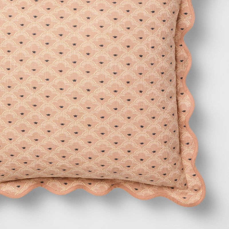COJIN PATRÓN GEO CUADRADO CON BORDE FESTONEADO MELOCOTÓN - THRESHOLD™ DISEÑADO CON STUDIO MCGEE